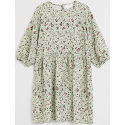 Mango Kids - Sukienka dziecięca Isabel 110-164 cm. Zielone sukienki dziewczęce Mango Kids, bez wzorów, z wiskozy, z długim rękawem, długie, maxi, rozkloszowane. W wyprzedaży za 95,90 zł.