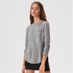 Sweter z haftowanym napisem - Jasny szary. Szare swetry damskie Sinsay, s, z haftami, bez rękawów, bez kaptura. W wyprzedaży za 29,99 zł.