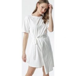 Biała Sukienka Astropea. Białe sukienki damskie Born2be, s, bez wzorów, z dzianiny, eleganckie, z okrągłym kołnierzem, z krótkim rękawem, krótkie, mini, asymetryczne. Za 69,99 zł.