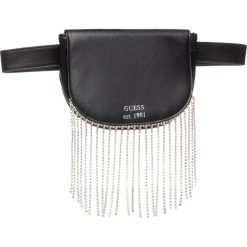 Saszetka nerka GUESS - W0YZ59 WD4B0 JBLK. Czarne nerki damskie Guess, z aplikacjami, ze skóry ekologicznej, młodzieżowe, bez dodatków. Za 329,00 zł.