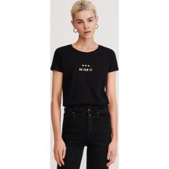 T-shirt z błyszczącym nadrukiem - Czarny. Czarne t-shirty damskie Reserved, s, z nadrukiem, bez kołnierzyka. W wyprzedaży za 19,99 zł.