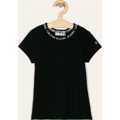 Calvin Klein Jeans - T-shirt dziecięcy 104-164 cm. Różowe bluzki dziewczęce Calvin Klein Jeans, bez wzorów, z elastanu, z okrągłym kołnierzem, z krótkim rękawem, krótkie, bez kaptura. Za 139,90 zł.
