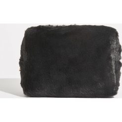 Pluszowa kosmetyczka - Czarny. Czarne kosmetyczki damskie marki Sinsay. Za 24,99 zł.