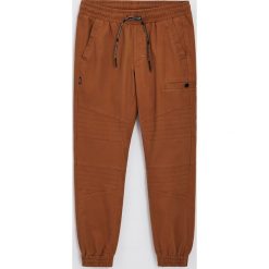 Joggery z przeszyciami -. Spodnie męskie Cropp, bez wzorów. Za 119,99 zł.