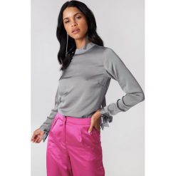 Rut&Circle Bluzka z wiązaniem na karku Ebba - Grey,Silver. Szare bluzki damskie Rut&Circle, bez wzorów, z poliesteru, ze stójką, z długim rękawem. W wyprzedaży za 97,17 zł.