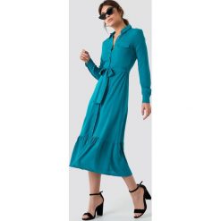 Trendyol Sukienka koszulowa z falbaną - Blue. Niebieskie sukienki damskie marki Trendyol, w paski, z koszulowym kołnierzykiem, bez rękawów, midi, koszulowe. Za 100,95 zł.