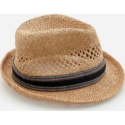 Pleciony kapelusz trilby z ozdobną taśmą - Żółty. Żółte kapelusze męskie Reserved, bez wzorów. Za 49,99 zł.