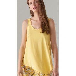 Asymetryczny top oversize - Żółty. Żółte topy damskie Mohito, s, bez wzorów, z asymetrycznym kołnierzem. W wyprzedaży za 19,99 zł.