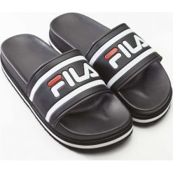 Fila Moro Bay Zeppa Wmn 11W Black Stripe. Czarne klapki damskie Fila, w paski, z materiału, bez obcasa. W wyprzedaży za 179,00 zł.