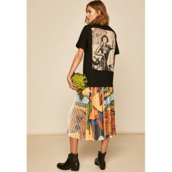 Medicine - T-shirt Eviva l'arte. Czarne bluzki damskie MEDICINE, s, z nadrukiem, z bawełny, z okrągłym kołnierzem. Za 59,90 zł.