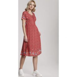Czerwona Sukienka Cordelena. Czerwone sukienki damskie Renee, na lato, s, w paski, bez kołnierzyka, z krótkim rękawem, krótkie, midi, rozkloszowane. Za 59,99 zł.