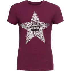 Shirt z połyskującym nadrukiem, krótki rękaw bonprix jeżynowy. Fioletowe koszulki damskie bonprix, z nadrukiem, z okrągłym kołnierzem, z krótkim rękawem. Za 49,99 zł.