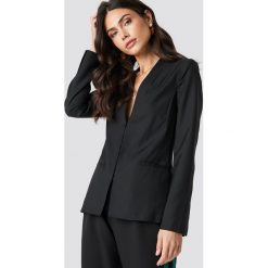 NA-KD Classic Marynarka bez kołnierza - Black. Czarne marynarki damskie NA-KD Classic, bez wzorów, z tkaniny. Za 202,95 zł.