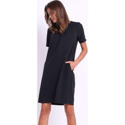Sukienka w kolorze czarnym. Czarne sukienki damskie Jesienny butik, na co dzień, xs, bez wzorów, z okrągłym kołnierzem, bez rękawów, mini, proste. W wyprzedaży za 117,95 zł.