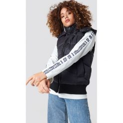 NA-KD Trend Kamizelka ocieplana - Black. Czarne kamizelki damskie marki NA-KD Trend, z materiału. W wyprzedaży za 121,47 zł.