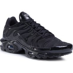 Buty NIKE - Air Max Plus 604133 050 Black/Black/Black. Czarne sneakersy męskie Nike, bez wzorów, z tworzywa sztucznego, klasyczne, bez zapięcia. Za 729,00 zł.