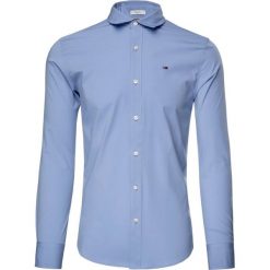 Koszula Tommy Jeans DM0DM04405. Białe koszule męskie Tommy Jeans, xxl, bez wzorów, z elastanu, casualowe, bez kołnierzyka, bez rękawów. W wyprzedaży za 209,00 zł.