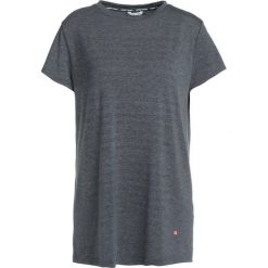 KariTraa RIO TEE Tshirt z nadrukiem ebony. Szare topy sportowe damskie marki KariTraa, xs, z nadrukiem, z elastanu. Za 169,00 zł.