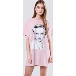 Jasnoróżowy T-shirt In Any Case. Szare bluzki damskie marki Born2be, uniwersalny, z nadrukiem, z okrągłym kołnierzem, z krótkim rękawem. Za 79,99 zł.
