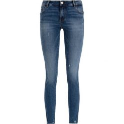 Jeansy Skinny Fit Guess Ultra Curve Split W94A76 D3PY0. Niebieskie jeansy damskie Guess. W wyprzedaży za 249,00 zł.