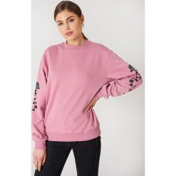 NA-KD Bluza z wyszywanymi różami na rękawach - Pink. Różowe długie bluzy damskie marki NA-KD, z bawełny. W wyprzedaży za 93,77 zł.