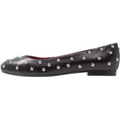 Shoe The Bear ALEXA STUDS Baleriny black. Czarne baleriny damskie marki Shoe The Bear, ze skóry, klasyczne. Za 379,00 zł.