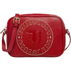 Trussardi Jeans torebka crossbody 75B00835-9Y099999 czerwona. Czerwone torebki klasyczne damskie Trussardi Jeans, bez wzorów, z jeansu, bez dodatków. Za 469,00 zł.