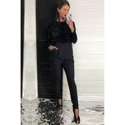 Kombinezon TALLY BLACK. Czarne kombinezony damskie Kombinezon TALLY BLACK, s, bez wzorów, bez kołnierzyka, bez rękawów. W wyprzedaży za 129,00 zł.