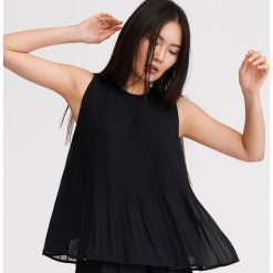 Plisowany top - Czarny. Czarne topy damskie Reserved, bez wzorów, bez kołnierzyka. Za 59,99 zł.