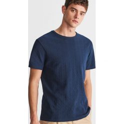 T-shirt ze strukturalnej dzianiny - Granatowy. Niebieskie t-shirty męskie Reserved, s, bez wzorów, z dzianiny, bez kołnierzyka. W wyprzedaży za 29,99 zł.