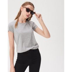 Gładki t-shirt basic - Jasny szary. Szare t-shirty damskie Sinsay, s, bez wzorów, bez kołnierzyka. Za 9,99 zł.