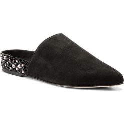 Klapki STUART WEITZMAN - Glittery XL17438 Black Luxe Suede. Czarne klapki damskie Stuart Weitzman, z aplikacjami, ze skóry, bez obcasa. W wyprzedaży za 1159,00 zł.