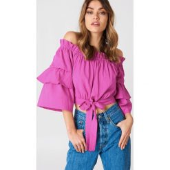Andrea Hedenstedt x NA-KD Top z krótkim rękawem i falbanką - Pink. Różowe topy damskie Andrea Hedenstedt x NA-KD, bez wzorów, z bawełny, z falbankami. W wyprzedaży za 42,58 zł.