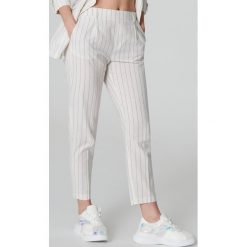 Spodnie chino z łańcuchem - Biały. Białe spodnie damskie Cropp, bez wzorów. Za 79,99 zł.