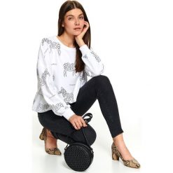 Bluza damska z aplikacją i nadrukiem. Białe bluzy damskie na zimę, z nadrukiem, z bawełny, długie. W wyprzedaży za 49,99 zł.