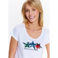 T-SHIRT KRÓTKI RĘKAW DAMSKI, Z NAPISEM I GWIAZDAMI. Białe t-shirty damskie Top Secret, z nadrukiem, z bawełny, klasyczne, z klasycznym kołnierzykiem. W wyprzedaży za 14,99 zł.