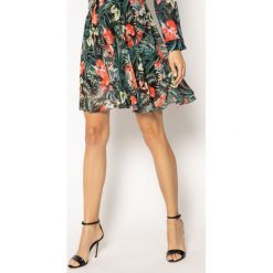 Spódnica trapezowa Guess Small Dark Tropic W0GD50 W8SL0. Spódniczki damskie Guess, l, z aplikacjami, z poliesteru, mini, trapezowe. W wyprzedaży za 259,00 zł.