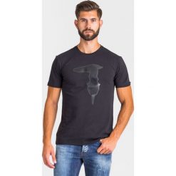 T-SHIRT TRUSSARDI JEANS. Czarne t-shirty męskie m, z nadrukiem, z jeansu, z okrągłym kołnierzem. Za 124,50 zł.