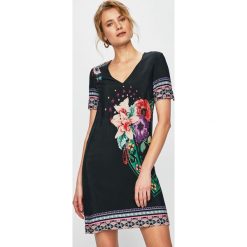 Desigual - Sukienka. Czarne sukienki damskie Desigual, na co dzień, z nadrukiem, z poliesteru, casualowe, bez kołnierzyka, z krótkim rękawem, krótkie, mini, proste. W wyprzedaży za 239,90 zł.