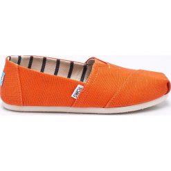 Toms - Espadryle Classic. Pomarańczowe espadryle damskie Toms, bez wzorów, ze skóry, bez obcasa. W wyprzedaży za 149,90 zł.