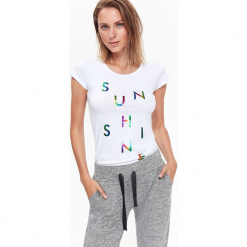 T-SHIRT KRÓTKI RĘKAW DAMSKI W NAPISY. Szare t-shirty damskie Top Secret, z napisami, z bawełny. Za 24,99 zł.