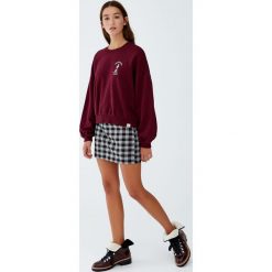 Bluza college z latarnią. Czerwone bluzy damskie Pull&Bear, bez wzorów, bez rękawów, bez kaptura. Za 89,90 zł.