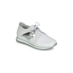 Buty Regard RUPINO V1 ALFA BLANC. Białe trampki i tenisówki damskie marki Regard, bez wzorów, bez zapięcia. Za 569,00 zł.