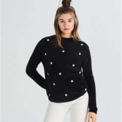 Sweter z aplikacją z pereł - Czarny. Czarne swetry damskie marki Sinsay, s, z aplikacjami, bez rękawów, bez kaptura. Za 39,99 zł.