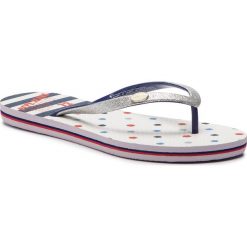 Japonki PEPE JEANS - Rake Kemy PLS70057 Silver 934. Szare klapki damskie Pepe Jeans, z aplikacjami, z jeansu, bez obcasa. W wyprzedaży za 69,00 zł.