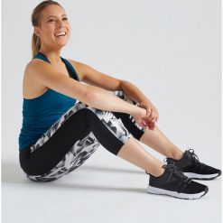 Legginsy 7/8 fitness cardio damskie 120 z nadrukiem. Czarne legginsy sportowe damskie DOMYOS, xs, z nadrukiem, z elastanu, na fitness i siłownię. Za 59,99 zł.