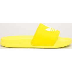 Adidas Originals - Klapki. Żółte klapki damskie adidas Originals, bez wzorów, z materiału, bez obcasa, na obcasie. Za 129,90 zł.