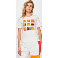 Reebok Classic - Top Gigi Hadid. Białe topy damskie Reebok Classic, s, z nadrukiem, z elastanu, z okrągłym kołnierzem. W wyprzedaży za 119,90 zł.