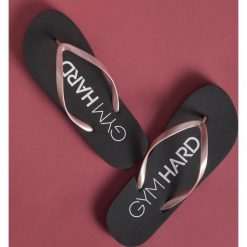 Klapki z napisem Gym Hard - Czarny. Czarne klapki damskie Sinsay, z napisami, bez obcasa. Za 14,99 zł.