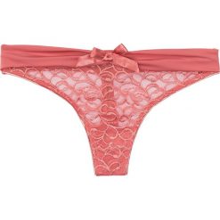Stringi bonprix dymny koralowy. Różowe stringi damskie bonprix, w koronkowe wzory, z koronki. Za 19,99 zł.